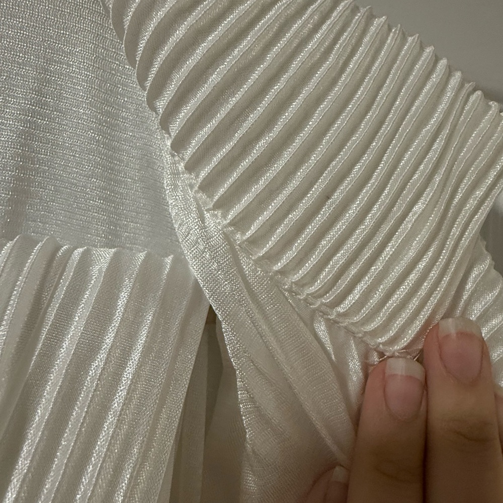 Waverles Pleated Set in Dove - Picture 4 of 9